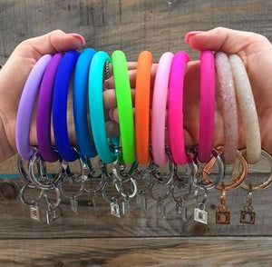 JUST FEEL Fashion O Silica Gel Wear Bracelet Keychain for Women Gifts Trendy Exaggerated Circle Wristlet Keychain Unisex Jewelry